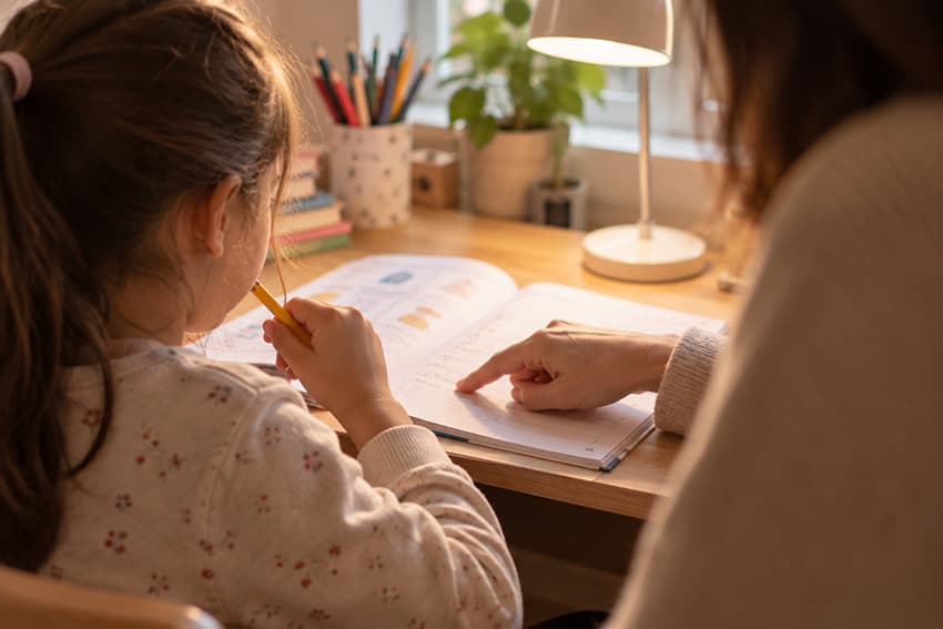 Ödevde sürekli yardım isteyen çocuğa cevap yerine ipucu veren ebeveyn